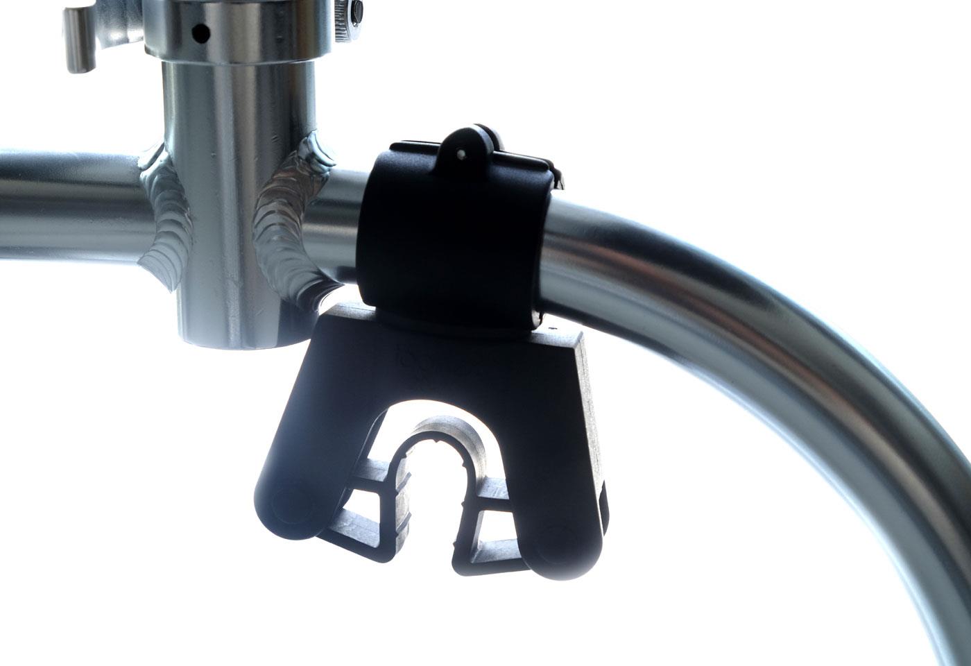 Stockhalter für TravelScoot und Mobilitätshilfen - Schellenversion Stockhalter für TravelScoot und Mobilitätshilfen - Schellenversion