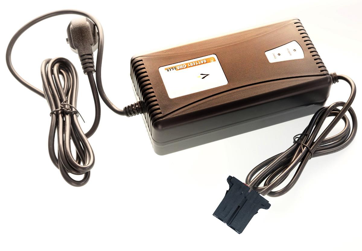 Ladegeraet  TRAVELSCOOT® fuer Bleiakkus - schwarzer Stecker