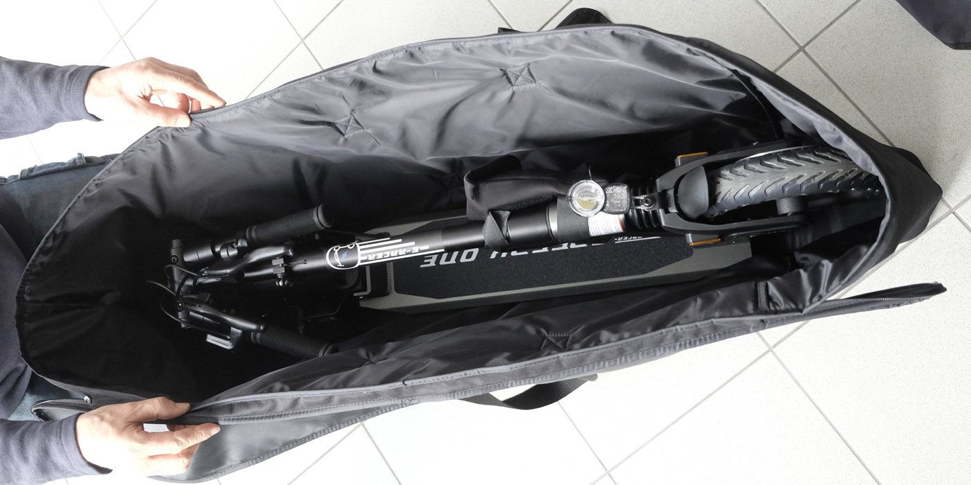 Tragetasche für E-Scooter mit abklappbaren Lenkerenden