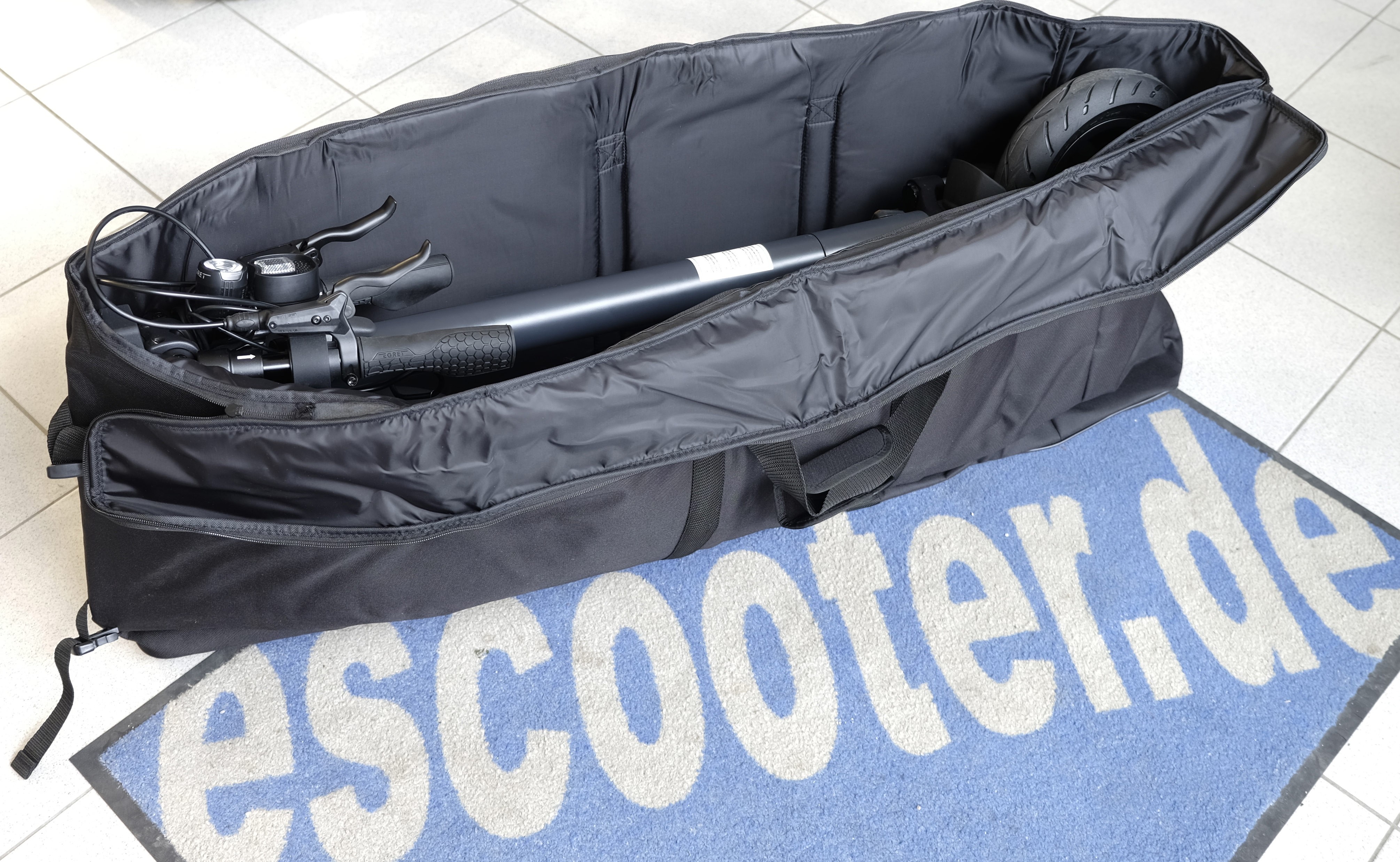 Tragetasche für E-Scooter mit abklappbaren Lenkerenden