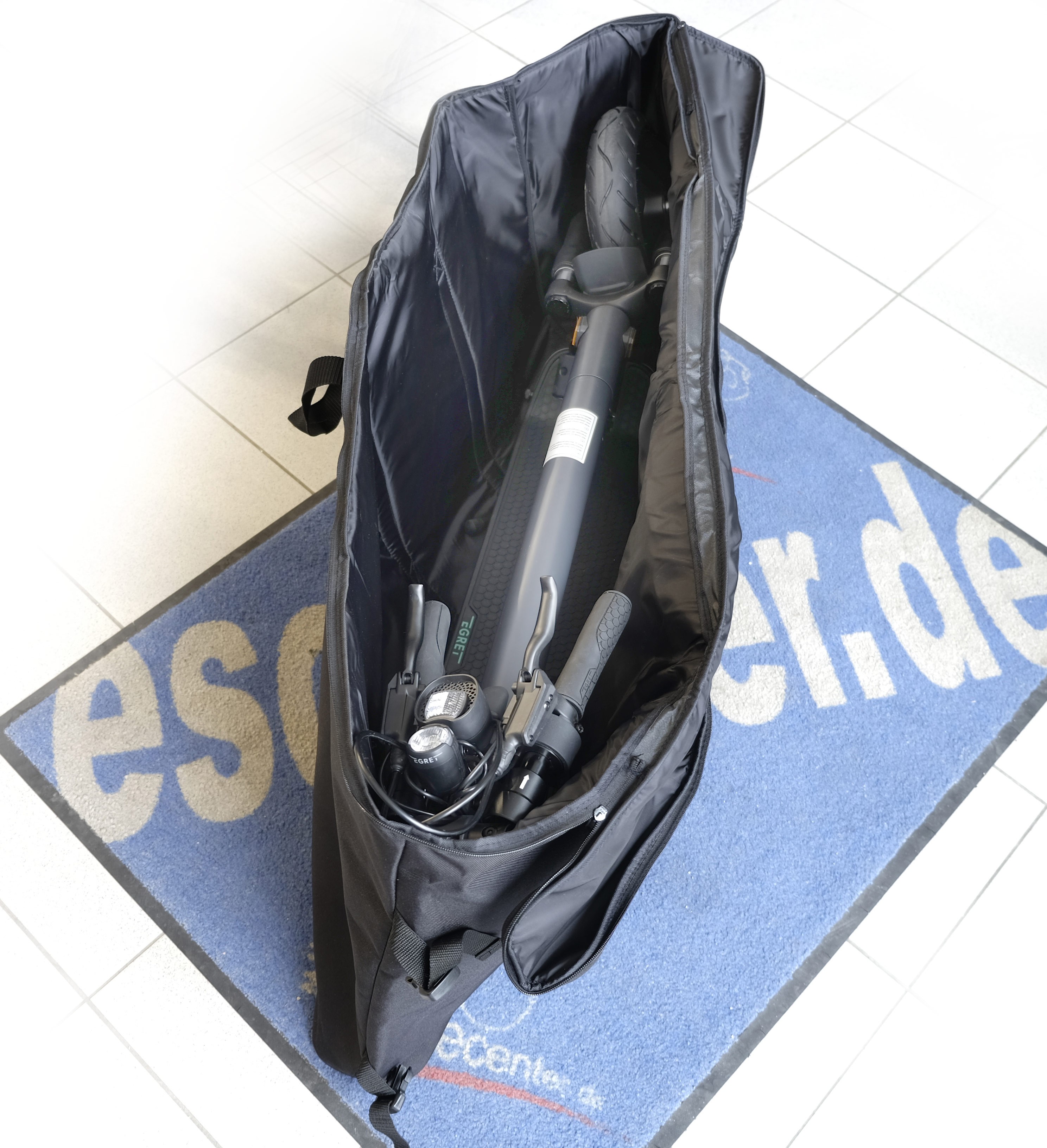 Tragetasche für E-Scooter mit abklappbaren Lenkerenden
