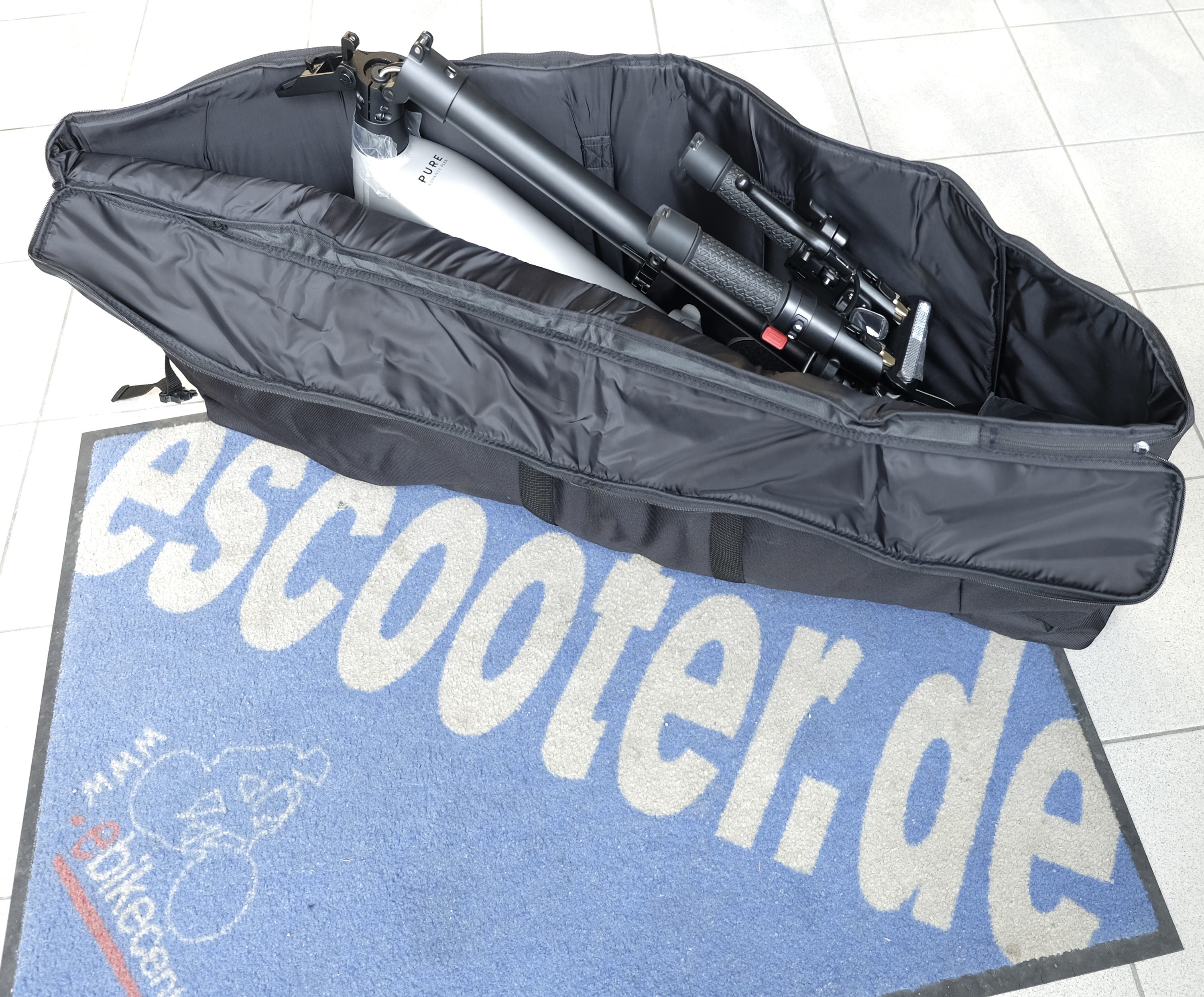 Tragetasche für E-Scooter mit abklappbaren Lenkerenden